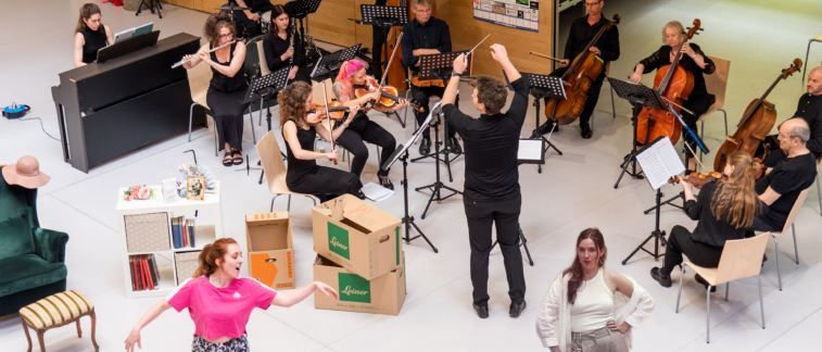 Bild enthält, Adult, Female, Person, Woman, Indoors, Box, Music, Musician, Male, Man