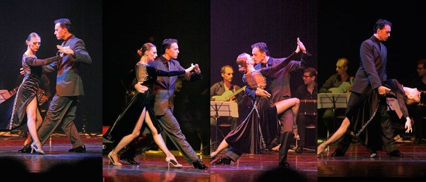 Vier Paare tanzen Tango auf einer Bühne mit lila Hintergrund. Einige Musiker spielen im Hintergrund Instrumente.