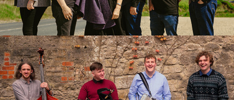 Zwei Gruppen von Menschen posieren mit Instrumenten in einer malerischen Umgebung im Freien. Oben stehen sieben Personen vor einem Berg. Unten stehen vier Personen mit Musikinstrumenten: ein Cello, eine Dudelsack, ein Akkordeon und eine Gitarre.