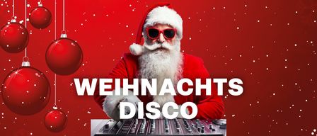Ein Weihnachtsmann mit Sonnenbrille und Weihnachtsmütze bedient einen DJ-Mixer mit der Aufschrift 'Weihnachts Disco' vor rotem Hintergrund.