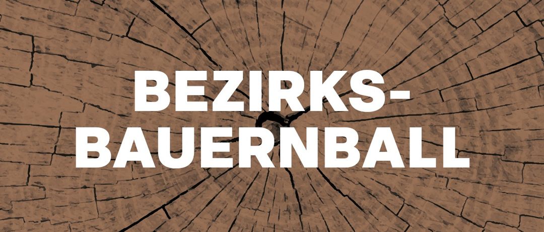 Ein Bild mit den Worten 'BEZIRKS- BAUERNBAL' in weiß auf einem braunen Holzstrukturhintergrund geschrieben.