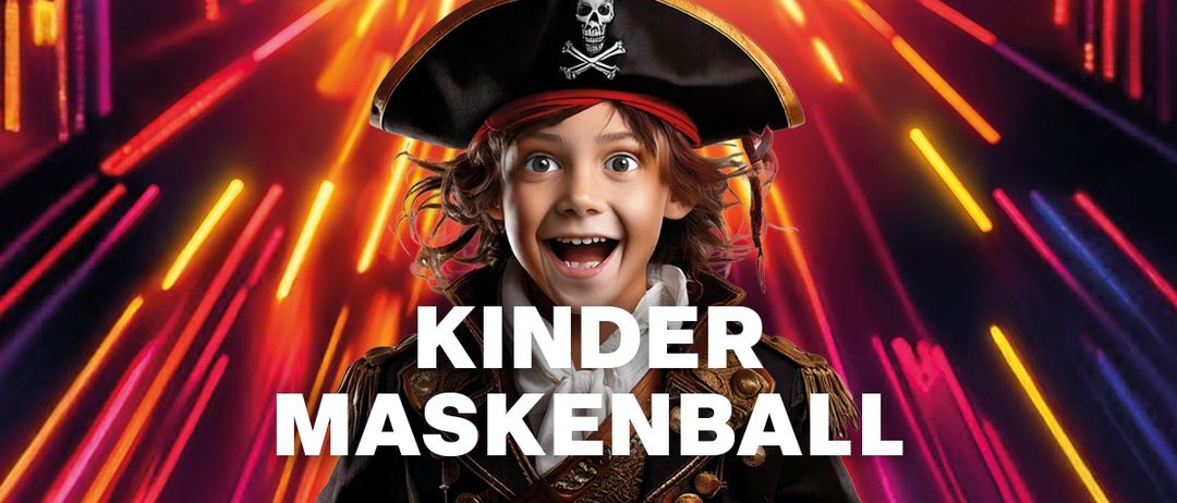 Ein junges Kind in Piratenhut und Kostüm mit roter Bandana, lächelt mit sichtbaren Zähnen. Die Worte 'KINDER MASKENBALL' erscheinen in großen weißen Buchstaben auf einem leuchtenden Hintergrund.