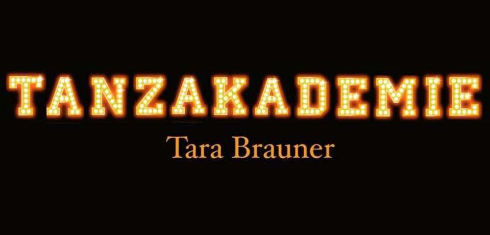 Auf einem schwarzen Hintergrund steht das Wort Tanzakademie in gelber, lichtreflektierender Schrift, darunter steht Tara Brauer in kleinerer gelber Schrift.