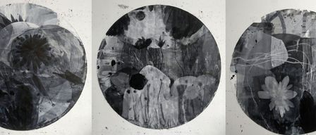 Eine Collage aus drei schwarz-weißen kreisförmigen Gemälden auf weißem Hintergrund mit abstrakten Formen und Blumenmustern.