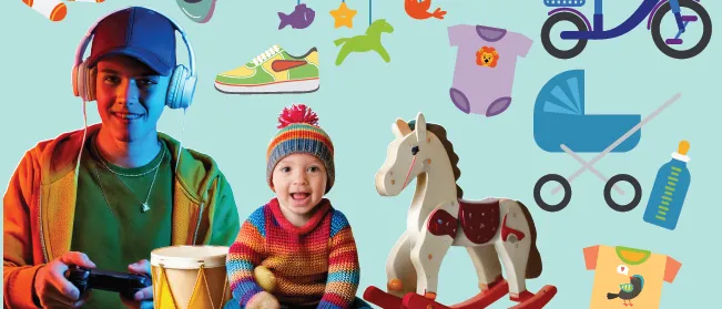 Eine bunte Collage zeigt einen jungen Jungen mit Kopfhörern, der einen Spielcontroller hält, und ein Baby im Wintermützchen, das mit einem Spielzeugtrommel sitzt. Verschiedene Babyartikel sind verstreut, darunter ein Schaukelpferd, Babykleidung, ein Kinderwagen, Schuhe und ein Korb.