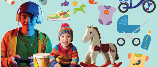 Eine bunte Collage zeigt einen jungen Jungen mit Kopfhörern, der einen Spielcontroller hält, und ein Baby im Wintermützchen, das mit einem Spielzeugtrommel sitzt. Verschiedene Babyartikel sind verstreut, darunter ein Schaukelpferd, Babykleidung, ein Kinderwagen, Schuhe und ein Korb.