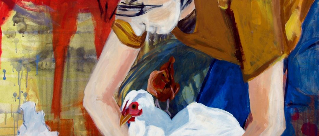 Ein abstraktes Gemälde zeigt eine Person, die ein weißes Huhn hält. Die Person trägt ein gelbes Shirt und eine rote Kopfband. Der Hintergrund ist lebendig mit roten und blauen Farbspritzern.