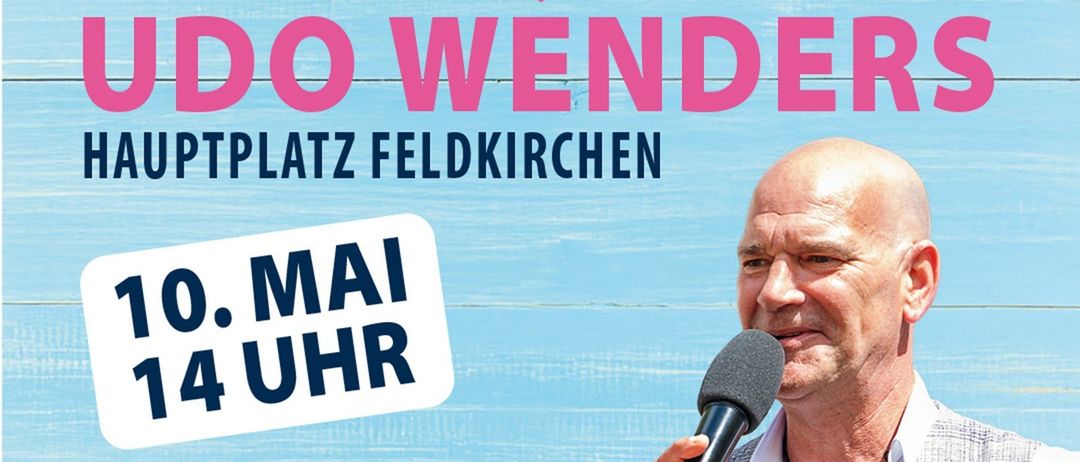 Werbeplakat für den Muttertagsfeier mit Udo Wenders, am 10. Mai um 14 Uhr auf dem Hauptplatz von Feldkirchen. Ein Mann hält ein Mikrofon und Blumen.