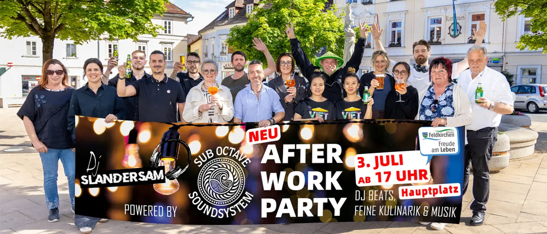 Gruppe von Menschen posiert vor einem Banner, das eine After-Work-Party mit DJ-Beats, Essen und Getränken am 3. Juli um 17 Uhr bewirbt.