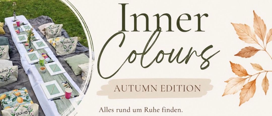 Plakat für die Colours Autumn Edition Veranstaltung. Vier Frauen sitzen an einem Tisch mit Kunstmaterialien, Blumen und Snacks. Die Veranstaltung findet am 5. September 2026 von 16:30 bis 19:00 Uhr am Flatschachersee statt. Die Kosten betragen 45 Euro, einschließlich Materialien, Snacks, Getränke und Goodies.