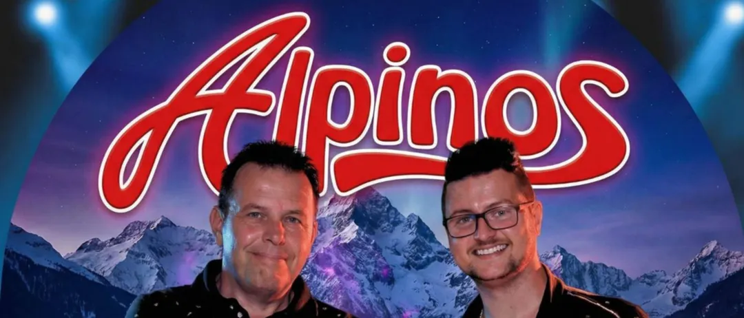 Zwei Männer stehen vor einer Bergkette mit dem Wort Alpinos in Rot. Ein Mann hat die Arme verschränkt und der andere spielt Gitarre.