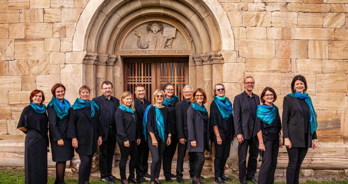 Bild enthält, College, Groupshot, Person, Coat, Adult, Female, Woman, Skirt, Jacket, Face