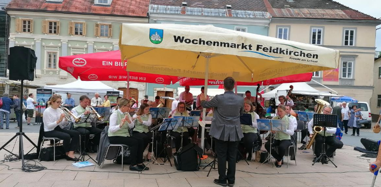 Bild enthält, People, Person, Urban, Adult, Female, Woman, Male, Man, City, Shelter