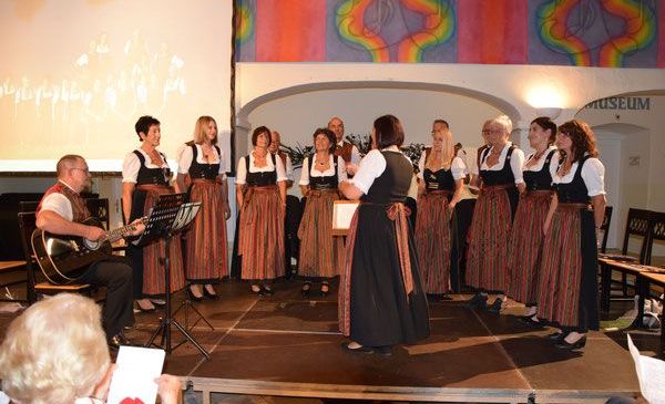 Bild enthält, Adult, Female, Person, Woman, Group Performance, Male, Man, Music Band, Musician, People