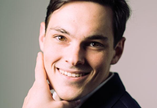 Bild enthält, Face, Happy, Head, Person, Smile, Dimples, Portrait, Adult, Male, Man