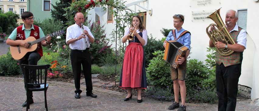 Bild enthält, Group Performance, Music Band, Person, Adult, Male, Man, Guitar, Boy, Teen, Tuba