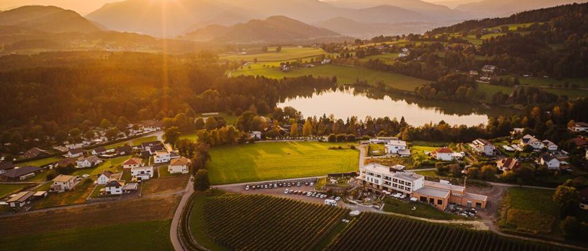 Bild enthält, Outdoors, Nature, Architecture, Building, Countryside, Lake, Water, Aerial View, Rural, Farm