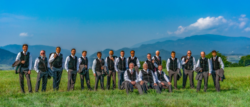 Bild enthält, People, Person, Grass, Groupshot, Blazer, Coat, Formal Wear, Walking, Photography, Suit