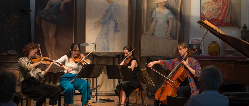 Bild enthält, Adult, Female, Person, Woman, Bride, Cello, Musical Instrument, Violin, Shoe, Group Performance