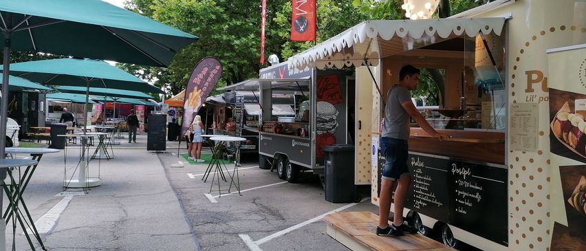 Bild enthält, Person, Truck, Vehicle, Shorts, Food Truck, Adult, Male, Man, Wheel, Blackboard