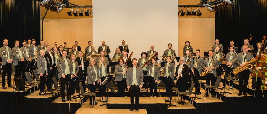 Bild enthält, Group Performance, Person, Music, Music Band, Musical Instrument, Musician, Performer, Indoors, Orchestra, Room