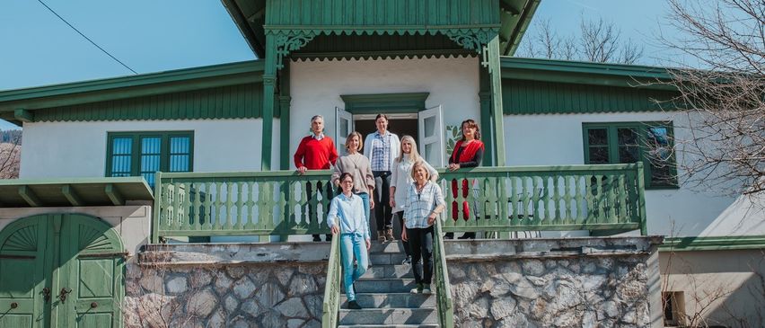 Bild enthält, Outdoors, Shelter, House, Housing, Staircase, Person, Villa, Pants, Handrail, Nature