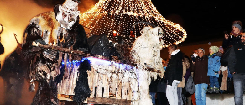 Bild enthält, Clothing, Jeans, Pants, Person, Coat, Festival, Wheel, Face, Shoe, Chicken