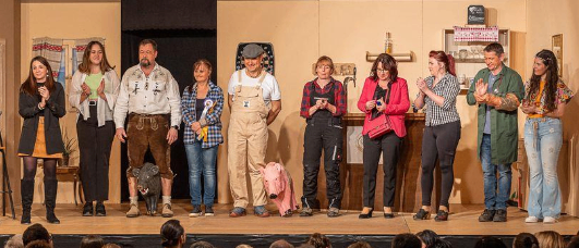 Bild enthält, Crowd, Person, Coat, People, Adult, Male, Man, Jeans, Female, Woman