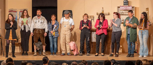 Bild enthält, Crowd, Person, People, Coat, Adult, Male, Man, Female, Woman, Stage