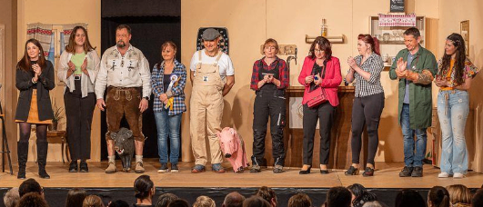 Bild enthält, Coat, People, Person, Crowd, Adult, Male, Man, Stage, Female, Woman