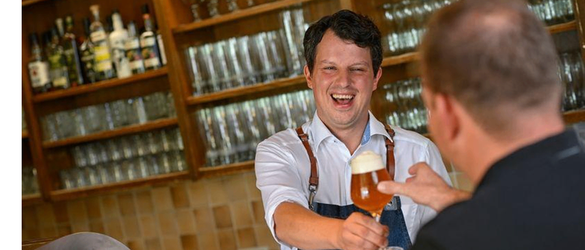 Bild enthält, Adult, Male, Man, Person, Alcohol, Beer, Beverage, Face, Head, Bar