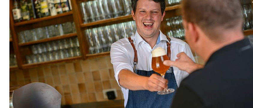 Bild enthält, Adult, Male, Man, Person, Alcohol, Beer, Beverage, Face, Head, Bar