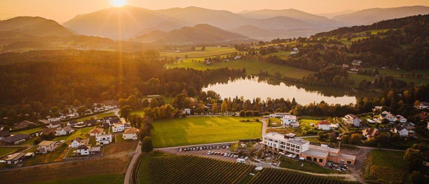 Bild enthält, Outdoors, Nature, Architecture, Building, Countryside, Lake, Water, Aerial View, Rural, Farm