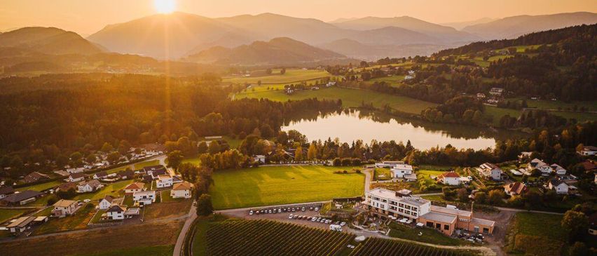 Bild enthält, Outdoors, Nature, Architecture, Building, Countryside, Lake, Water, Aerial View, Rural, Farm