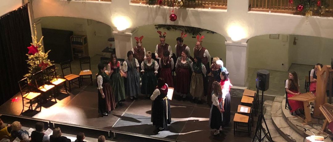 Bild enthält, People, Person, Indoors, Architecture, Building, Chair, Furniture