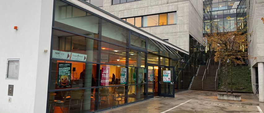 Bild enthält, City, Road, Street, Urban, Architecture, Building, Office Building, Shop, Shopping Mall, Person