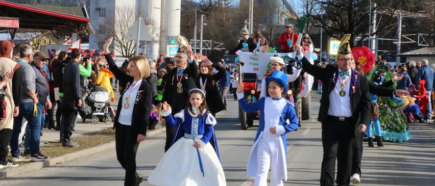 Bild enthält, People, Person, Walking, Dress, Formal Wear, Shoe, Gown, Jeans, Suit, City