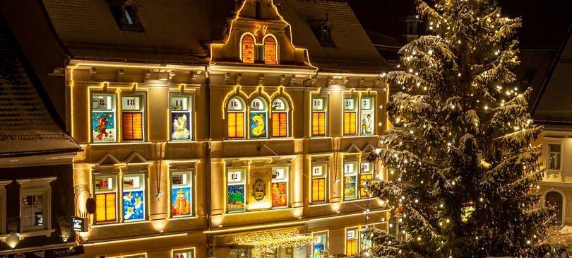 Bild enthält, Architecture, Building, Christmas, Christmas Decorations, Festival, Christmas Tree, Car, Transportation, Vehicle