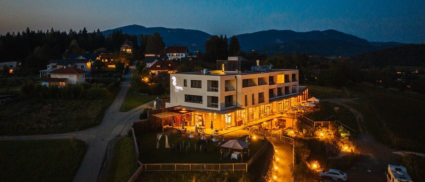 Bild enthält, Building, Road, Outdoors, Hotel, Resort, City, Urban, Aerial View, Car, Housing