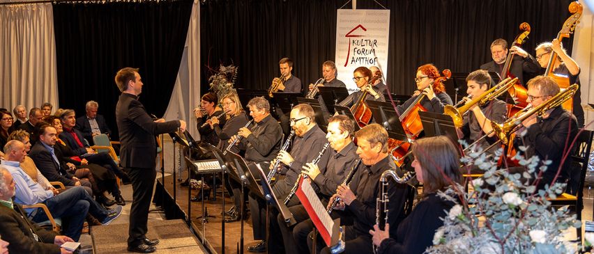 Bild enthält, Group Performance, Music Band, Musician, Person, Adult, Female, Woman, Indoors, Male, Man