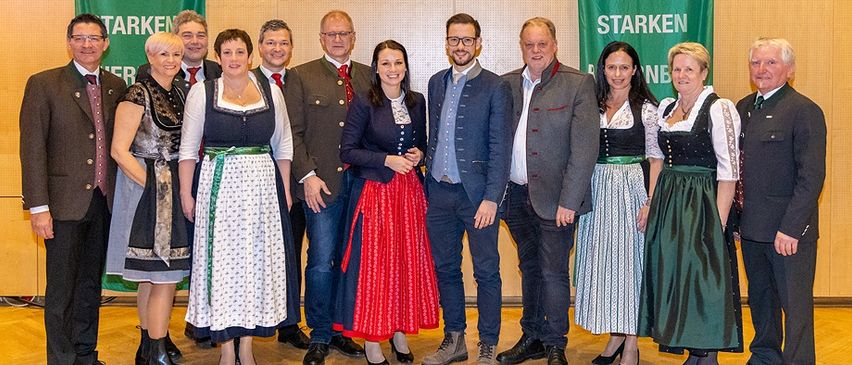 Bild enthält, Groupshot, Person, Shoe, Adult, Male, Man, Female, Woman, People, High Heel