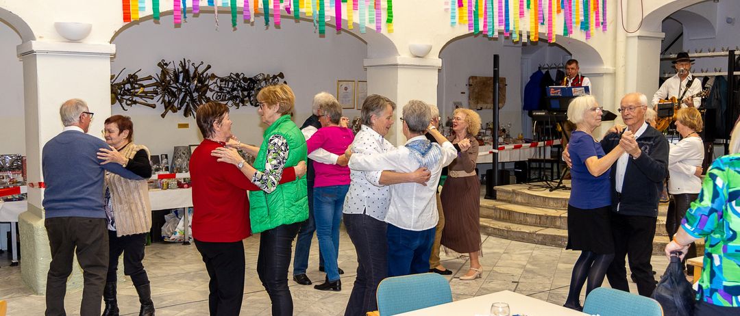 Bild enthält, People, Person, Cafeteria, Restaurant, Adult, Male, Man, Jeans, Pants, Shoe