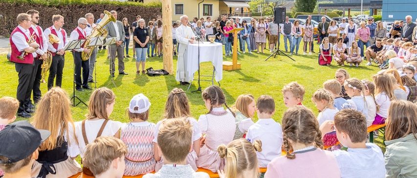 Bild enthält, People, Person, Crowd, Child, Female, Girl, Boy, Male, Audience, Speech