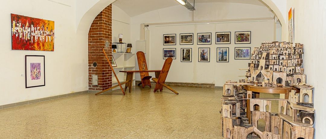 Bild enthält, Floor, Flooring, Art, Painting, Indoors, Interior Design, Wood, Art Gallery, Chair, Furniture