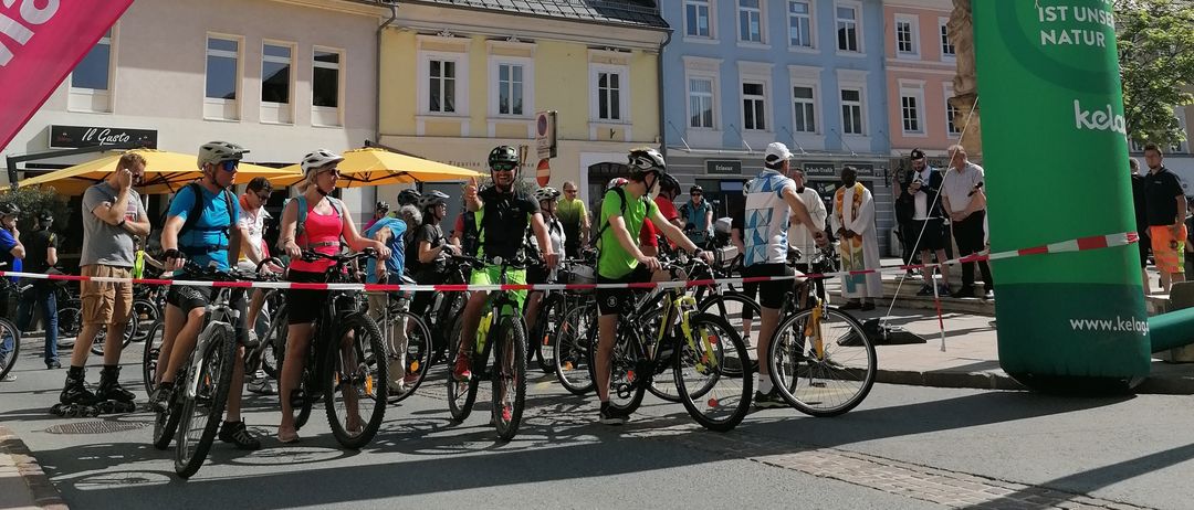 Bild enthält, Machine, Wheel, Person, Bicycle, Cycling, Sport, Transportation, Vehicle, Helmet