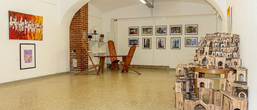 Bild enthält, Floor, Flooring, Art, Painting, Indoors, Interior Design, Wood, Art Gallery, Chair, Furniture