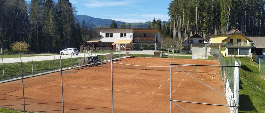 Bild enthält, Car, Transportation, Vehicle, Architecture, Building, Sport, Tennis, Machine, Wheel