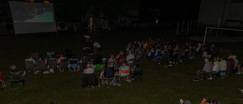 Bild enthält, Grass, People, Person, Concert, Crowd, Adult, Female, Woman, Lawn, Outdoors