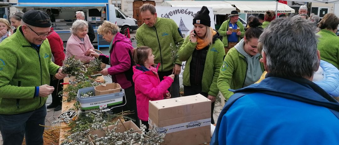 Bild enthält, Adult, Female, Person, Woman, Male, Man, Child, Girl, Box, Coat