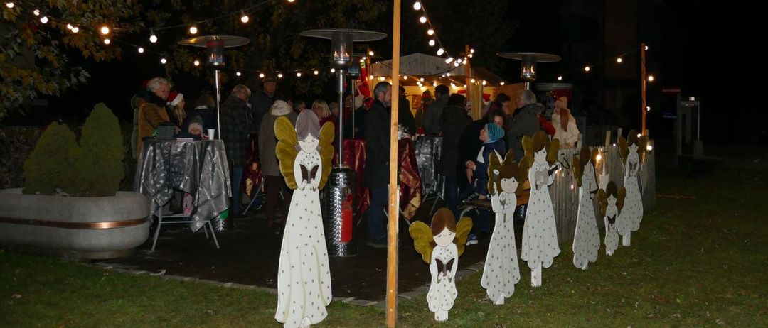 Bild enthält, Dress, Person, Cross, Formal Wear, Outdoors, Graveyard, Gown, People, Wedding Gown, Urban